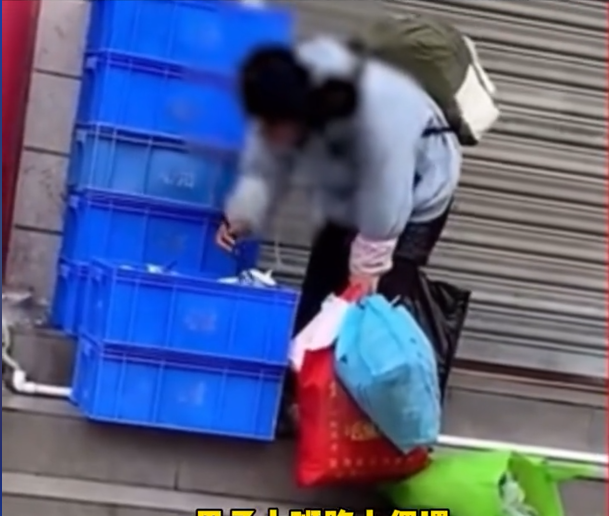 女子在餐馆外捡食厨余垃圾,不到20岁却穿着干净整洁,为何如此