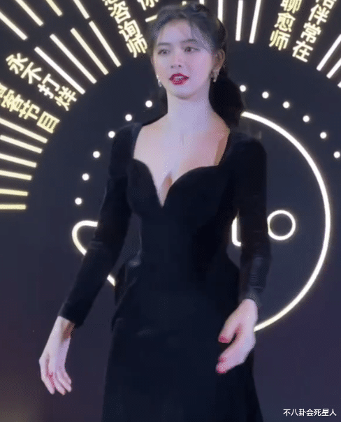 阿娇|最新女星红毯：55岁邓萃雯深V上阵太拼，阿娇臃肿，李纯身材吸睛