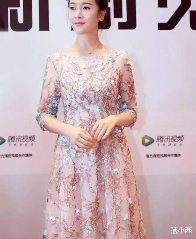 西装|左小青的气质名不虚传，把栗色风衣当连衣裙来穿，时髦自信又迷人