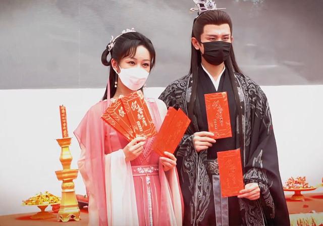 杨紫|《沉香如屑》官方新年发糖，成毅杨紫浴桶吻戏，隔着屏幕都超级甜