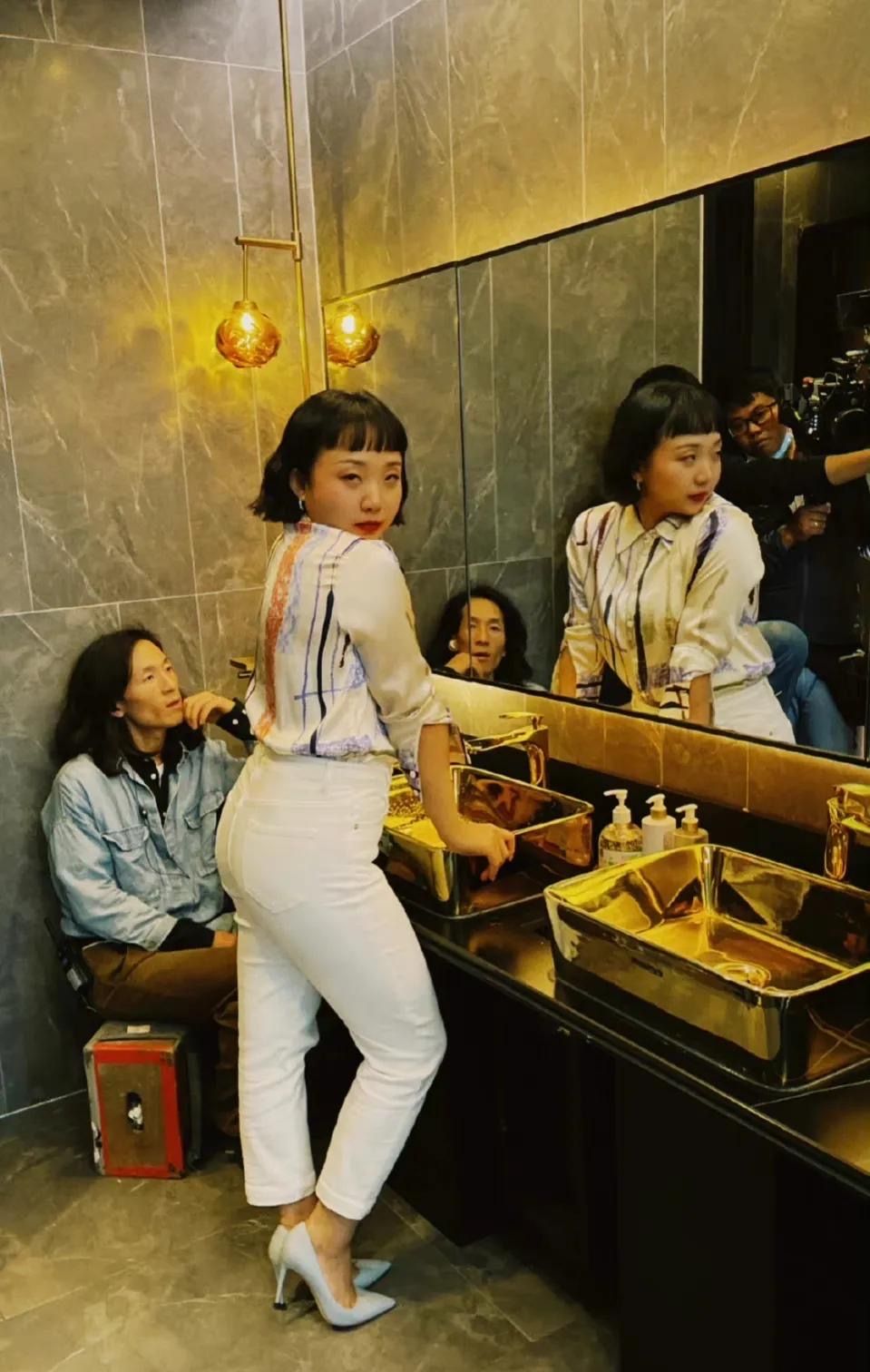 闲鱼有话说 辣目洋子太可爱，一条白色紧身裤穿出自信，称卡戴珊见了都要认亲