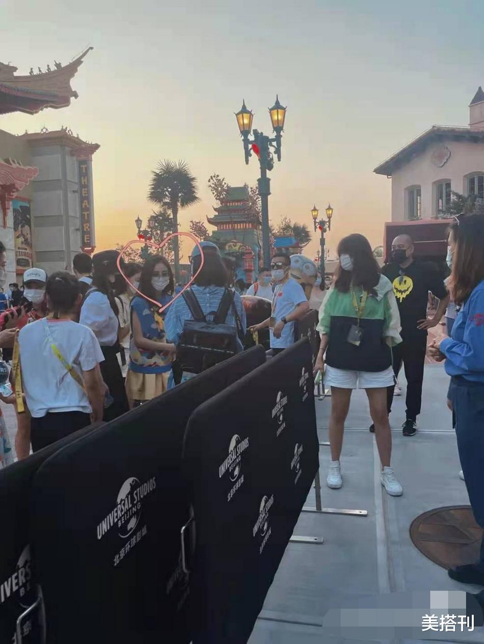 佟丽娅|佟丽娅离婚后怎么更少女了?针织马甲搭鹅黄短裙,真的有38岁吗