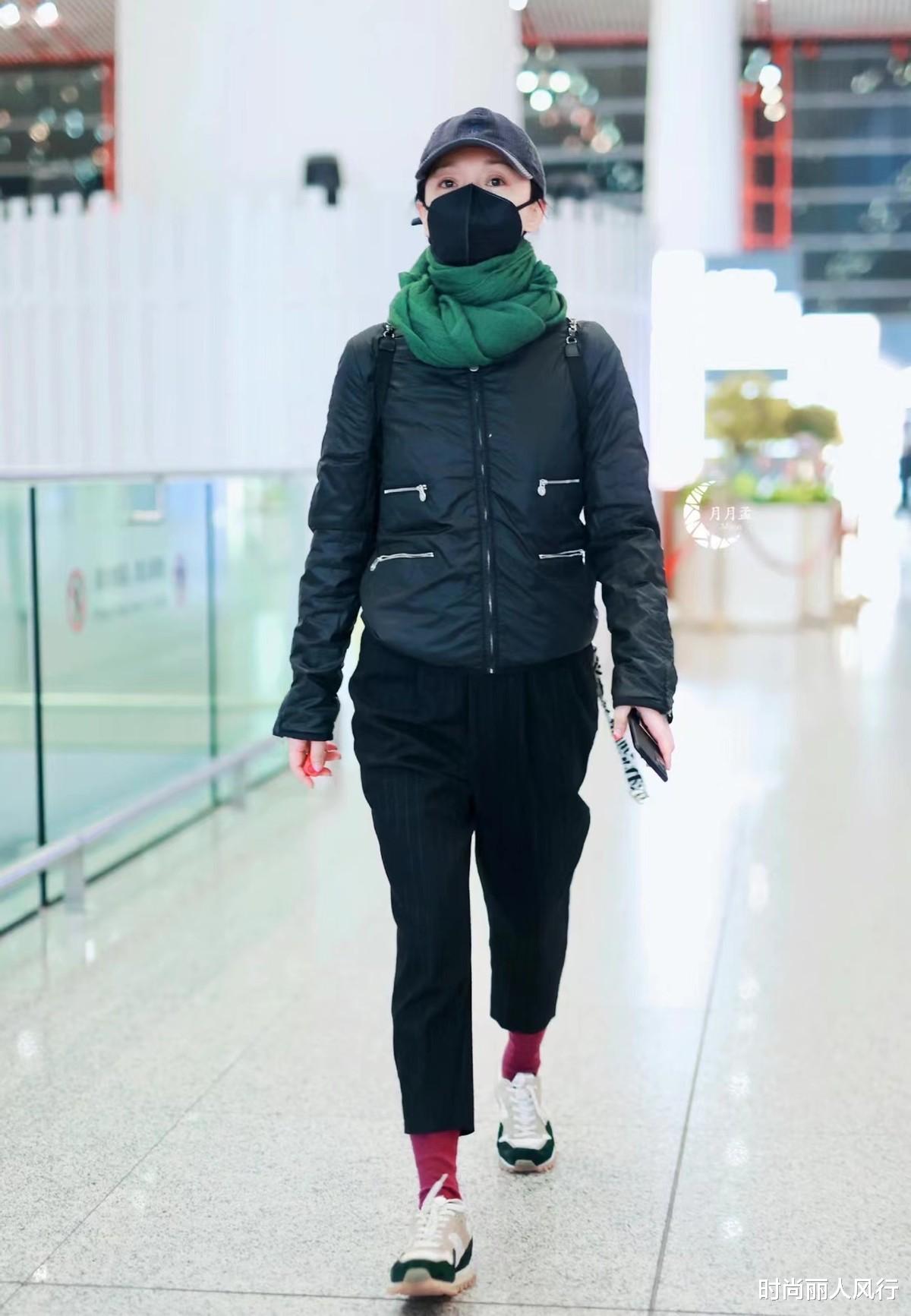 时尚丽人风行 周迅谈恋爱后大变样！穿羽绒服戴彩色围巾，走机场终于不像大妈了