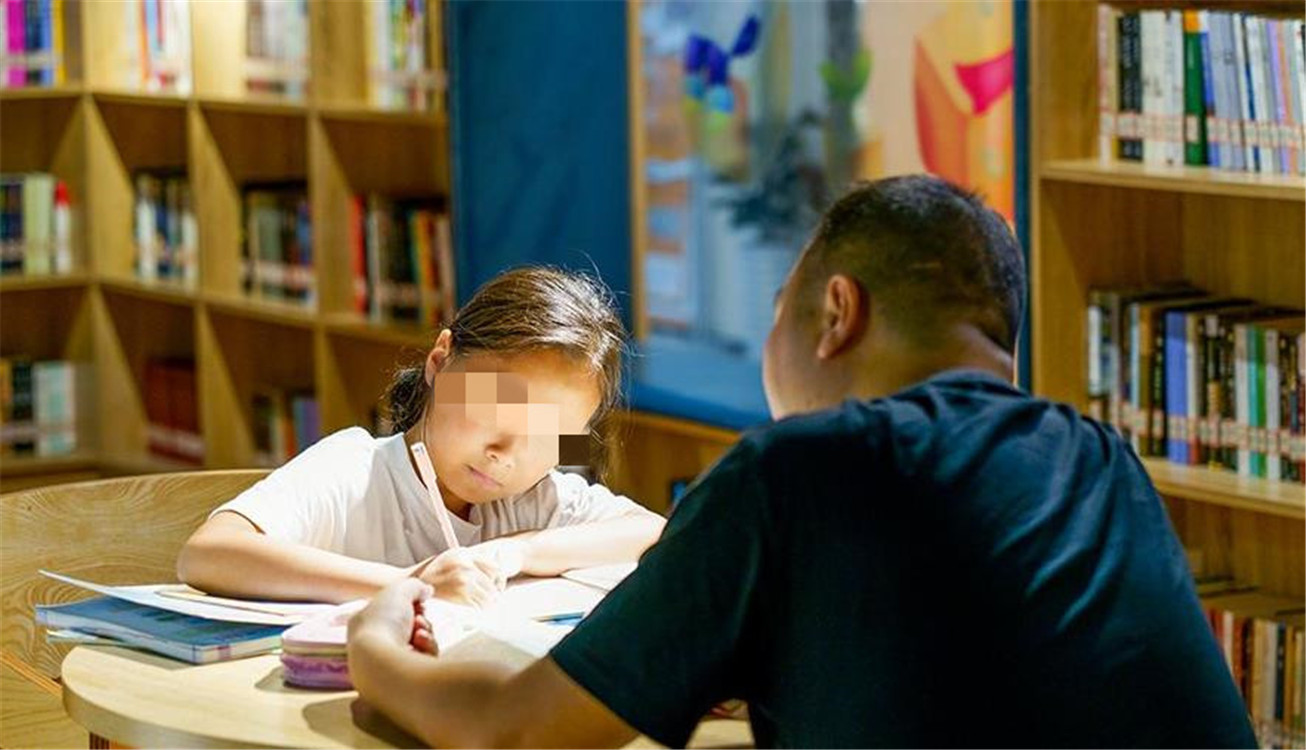 两口育儿|七岁的孩子做功课磨蹭,令家长头疼不已,不知该如何教育!