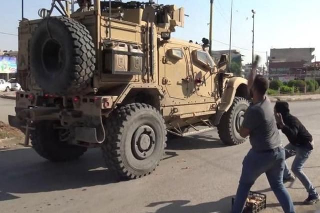 美军|“美国人滚出我们国家”！美军车队遭叙民众“伏击”？装甲车被砸
