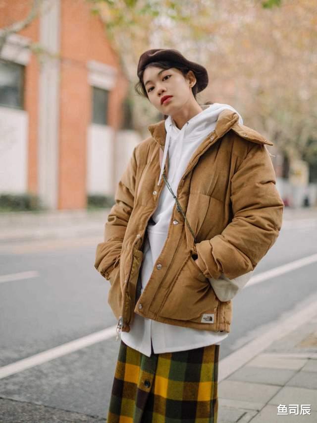 鱼司辰 秋冬不建议单穿卫衣，可以试试这3种搭配方法，比单穿还高级时髦