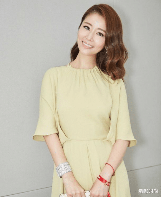 乔晶晶|马伊琍留长发更显嫩，穿斜肩黑裙同框小2岁袁泉，仿佛差了一个辈