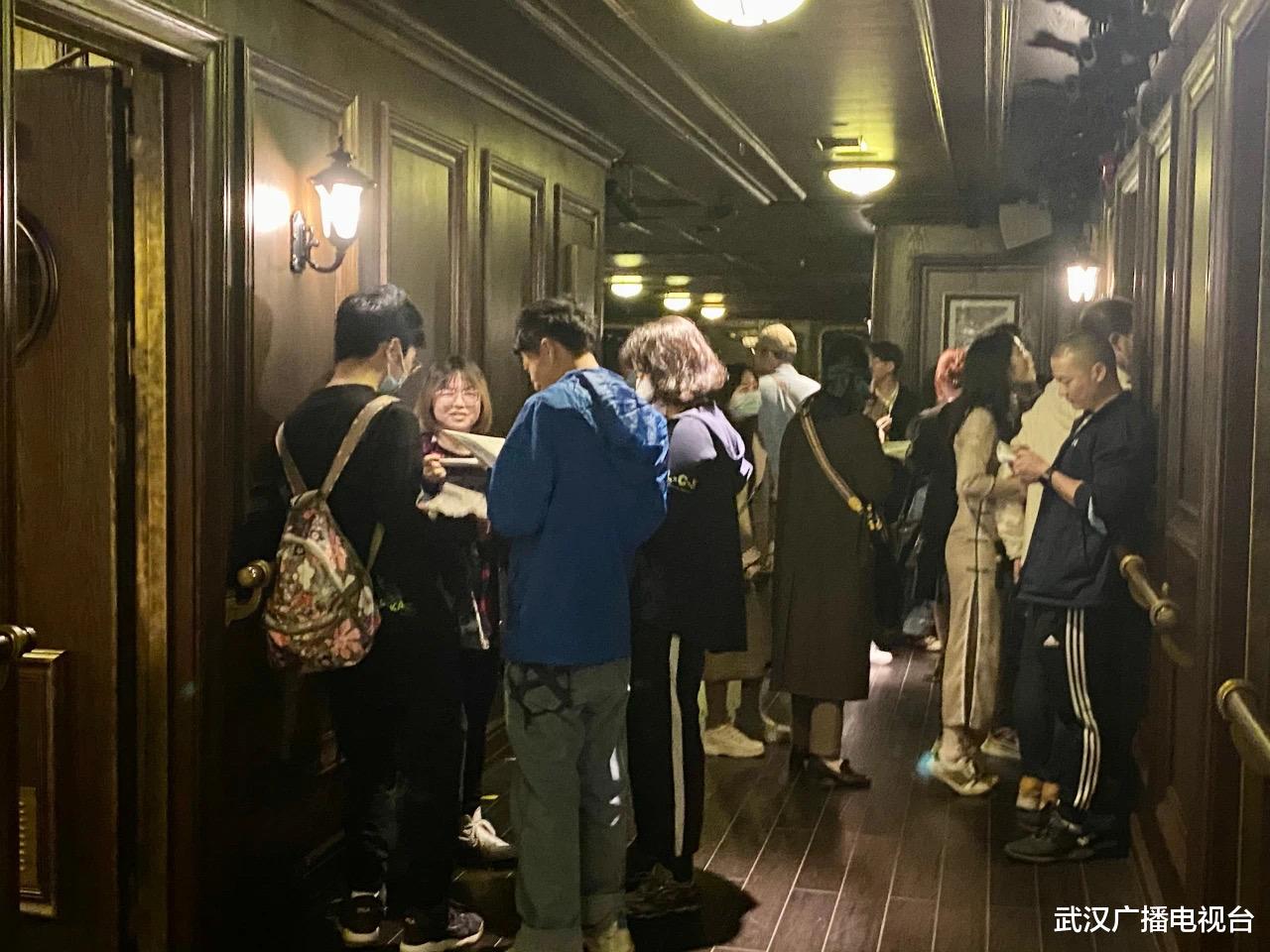 武汉广播电视台 高颜值NPC现场飙戏,沉浸式体验硬核推理,邮轮剧本杀+密室逃脱邀你来玩!