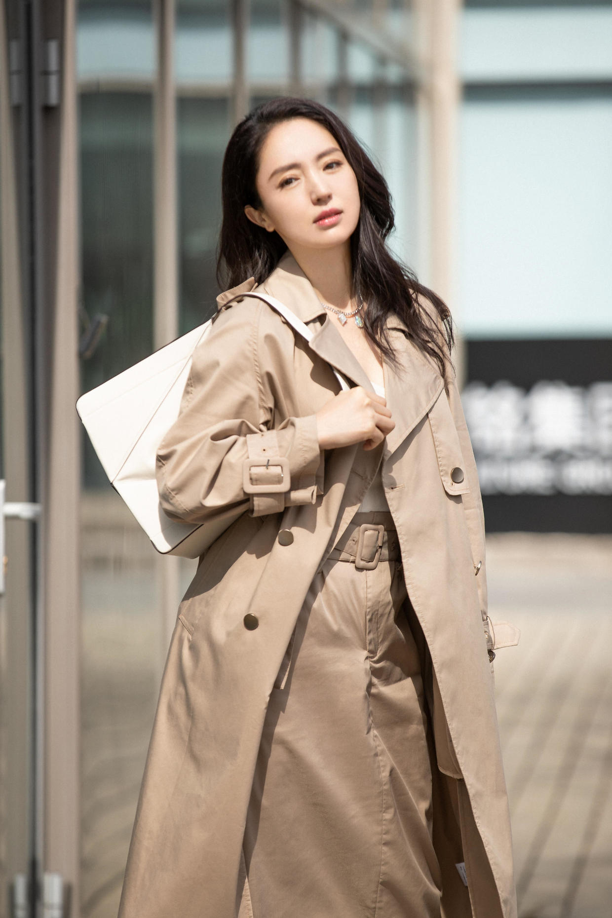 何有强 董璇又美到我了，穿绿色西服套装酷炫霸气，时尚感一点不输超模