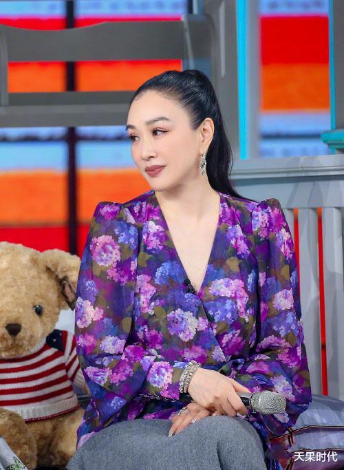 钟丽缇|51岁的钟丽缇真洋气，穿油画裙浪漫优雅，和女儿同框竟似姐妹