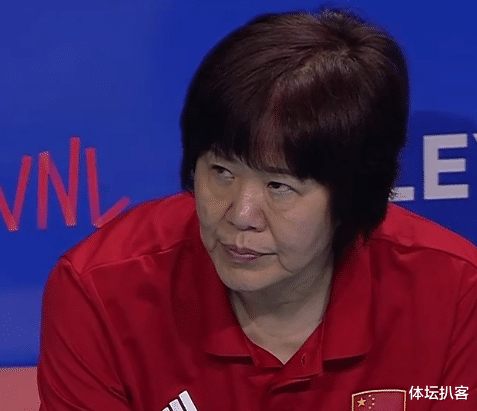 郎平|中國(guó)女排業(yè)余一幕：發(fā)球低級(jí)失誤，郎平場(chǎng)邊無(wú)語(yǔ)，裁判都被騙了