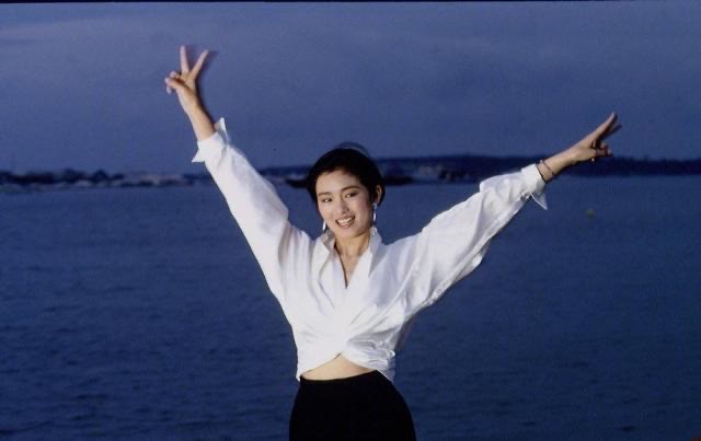 潮帮先生|巩俐穿白衬衫有独特魅力，优雅中带着小性感，93年在戛纳直接封神