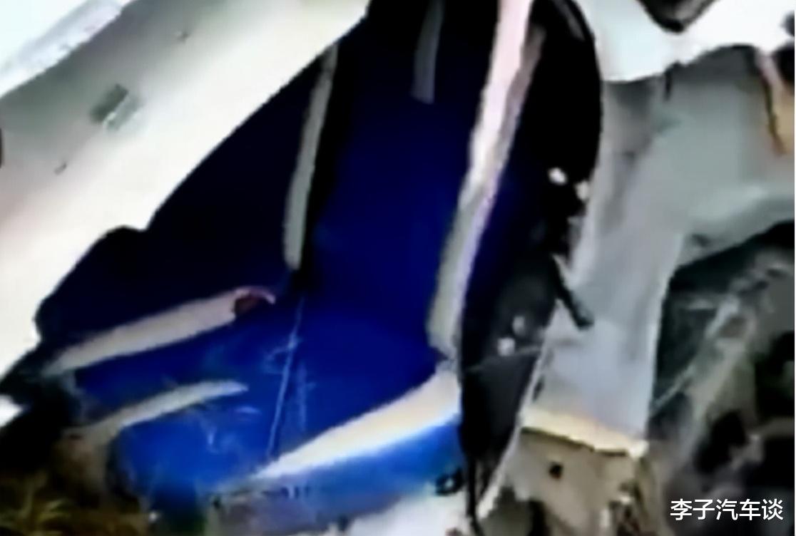 思域 思域冲出公路撞成“分体车”，网友：这是在平地飞行吧