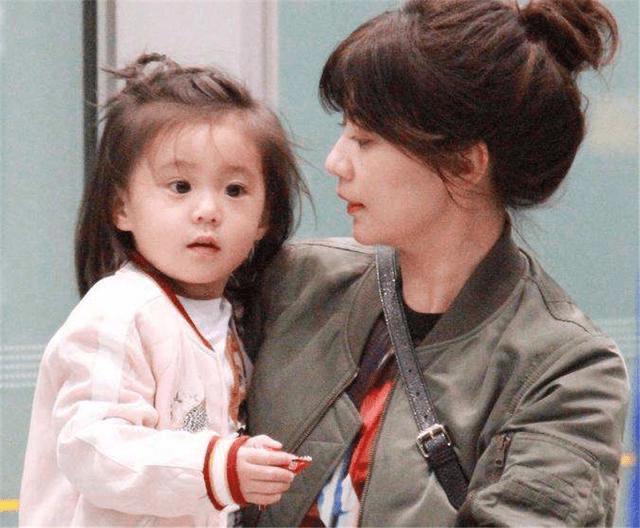 贾静雯|有种基因叫贾静雯的二女儿，完美遗传父母优点，网友：等她出道