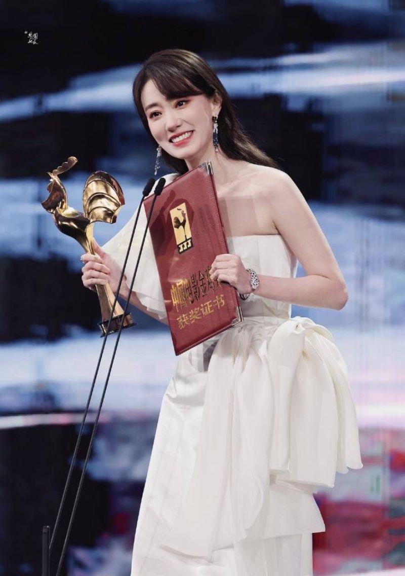 张小斐|张小斐夺金鸡影后致谢感言超感人！贾玲2012年微博再被考古很好哭