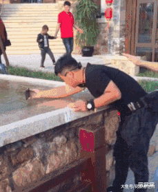 “买家秀翻车惨烈现场,这毛衣穿得也太不一样了叭!”