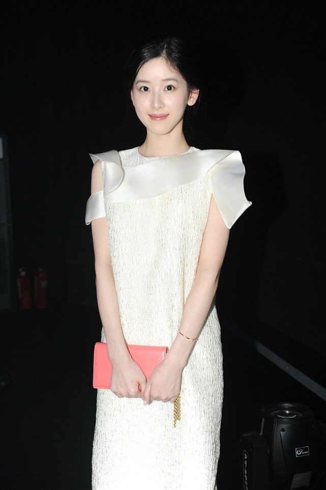 Lady变美日记|章泽天虽然形象清纯，但却没有“阔太感”，身穿浅色裙太娇嫩