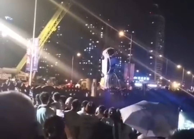 焰冰聊生活 痛心！四川一轿车夜间坠河，夫妻2人当场溺亡，打捞现场曝光