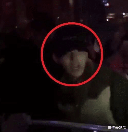 吴亦凡|吴亦凡在自家豪宅被带走？被抓时一脸不服气，穿着打扮相当时尚