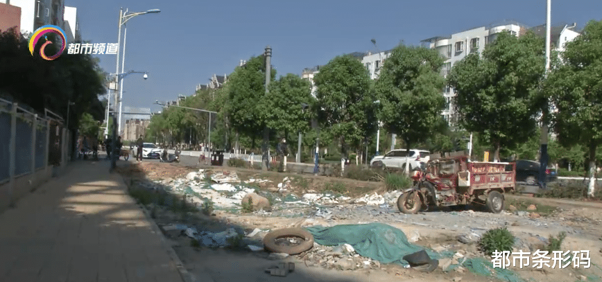 都市条形码 建筑垃圾堆空地 一堆就是两三年