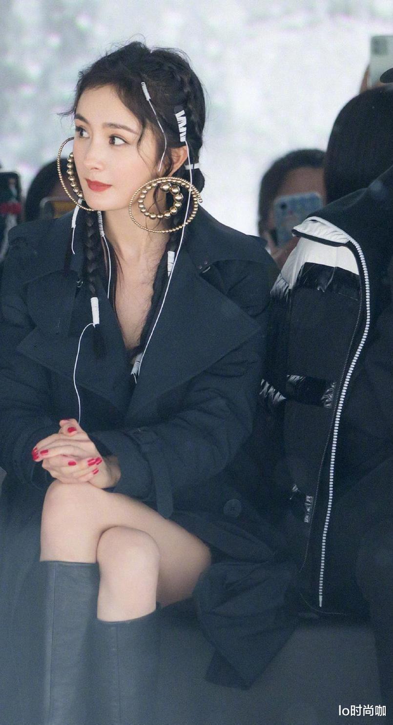 lo时尚咖|杨幂穿衣有点意思,风衣里面搭真丝睡衣,真是酷girl实锤了