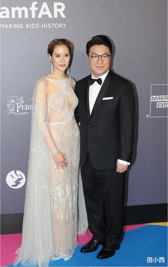 蓓小西 徐子淇与富商老公合影照样敢穿，丰满身材穿薄纱挖洞裙，真有胆量