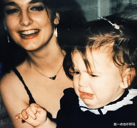 蝴蝶|从服务生到性感歌姬，她只用了5年