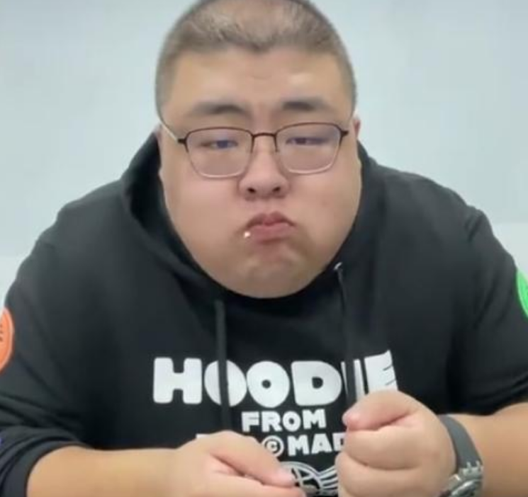 女主播|知名网红直播中精神萎靡，满屏求救信息无人理睬，险酿“泡泡龙”式悲剧