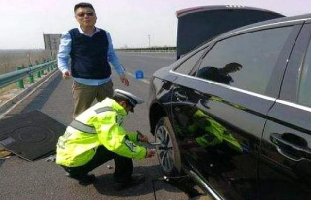 乘务员 面包车爆胎，停应急车道换胎罚200，车主：宝马咋不罚？