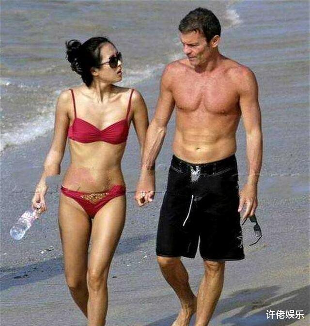 李小璐|2009年，国际章跟外籍男友正在海边谈情说爱，随后“沙滩门”爆发