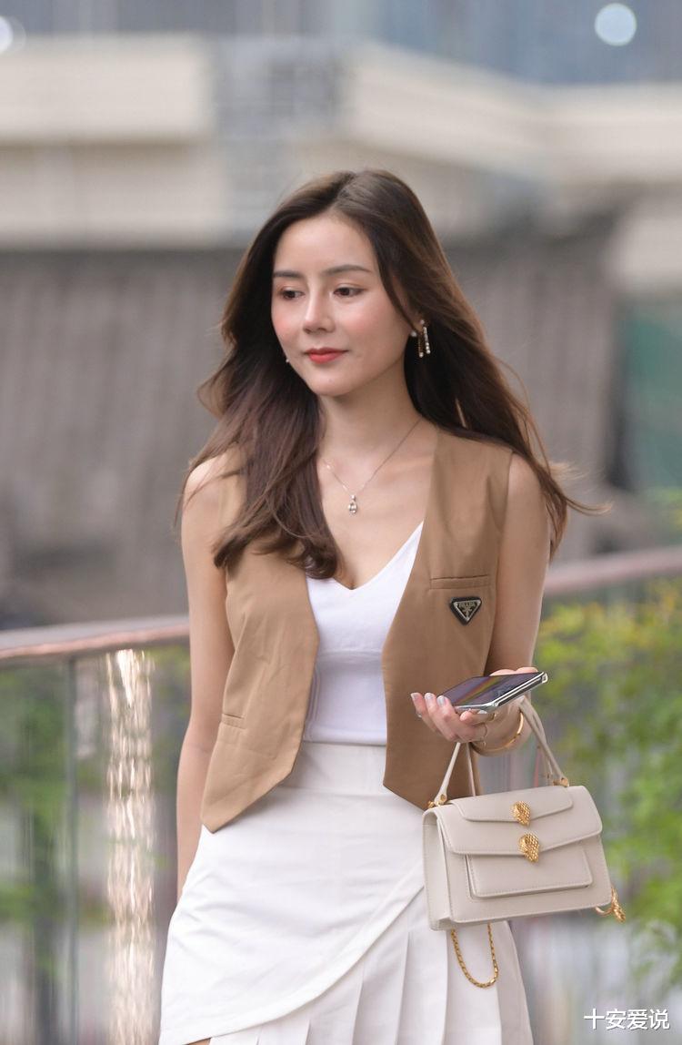 十安爱说|聪明的女人懂得结合个人的身材,挑选合适的t恤,带来年轻的活力