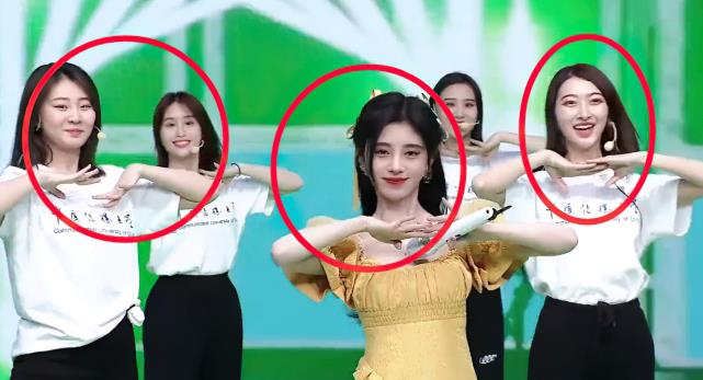 鞠婧祎|鞠婧祎和漂亮校花同台，离开百万修图师后，这颜值差是认真的？