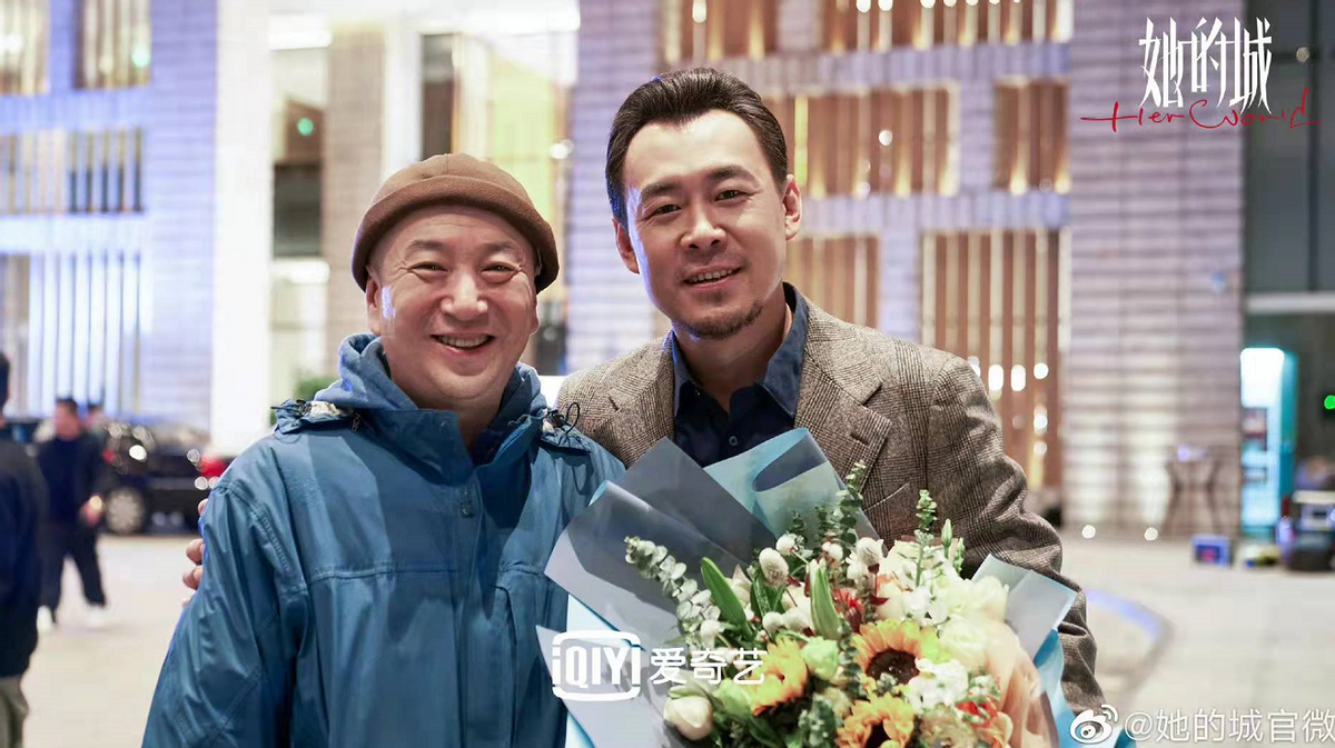 侯勇|51岁王琳杀青照曝光，红唇显皮肤白嫩，侯勇满脸胡渣差点认不出