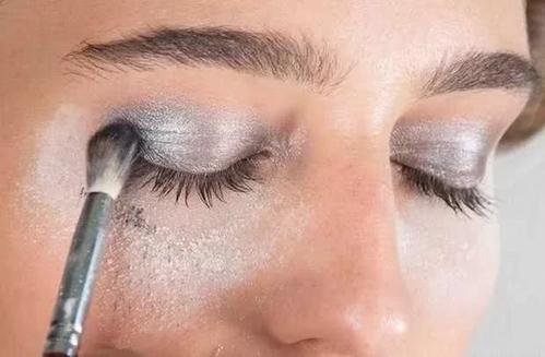 理理子jasmine|散粉的N种用法,真的很神奇,散粉只用来定妆实在是太浪费了!