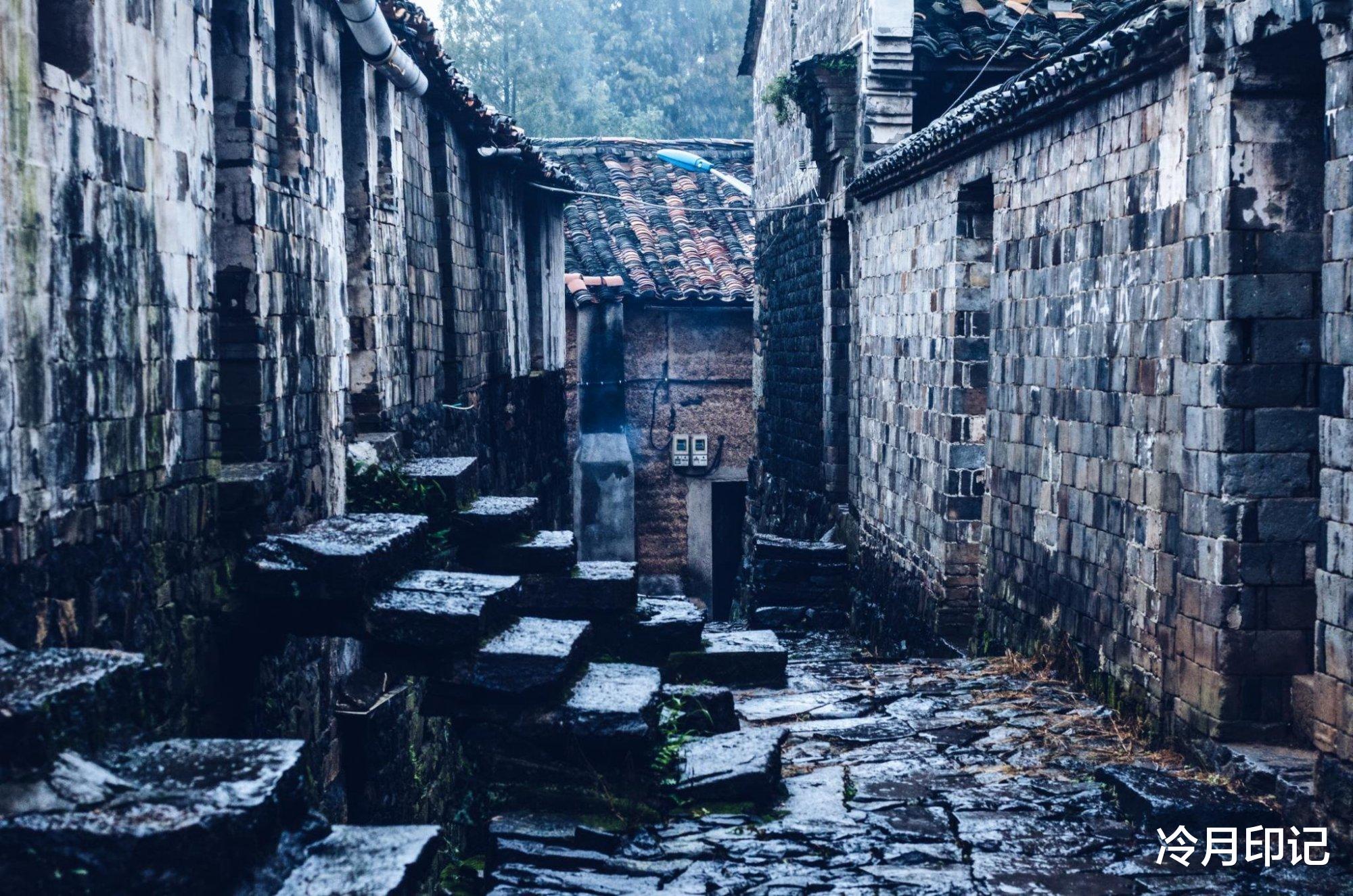 浙江省 浙江深山藏着一座古村，至今600多年历史，建筑乌黑极具特色