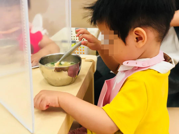 齐姐育儿|怎样让宝宝学会自主吃饭？错过这3个时期，想再训练就难了