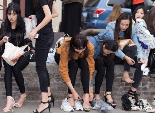 横店|横店校花“泛滥成灾”，成群蹲地上吃盒饭，月薪3000幻想一夜成名