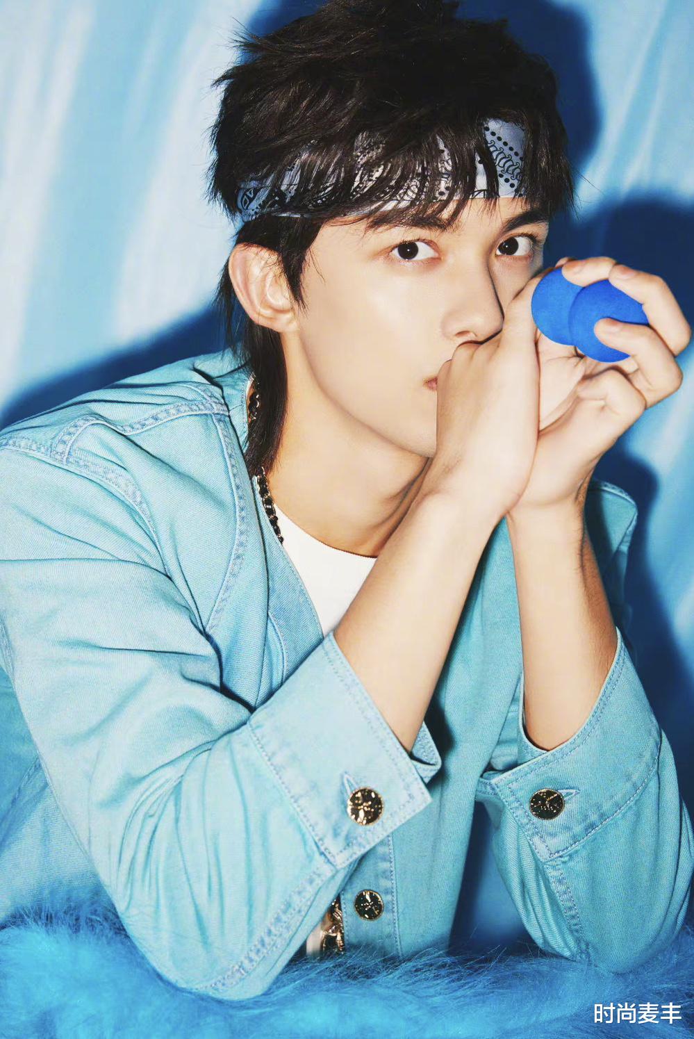 时尚麦丰|吴磊真是脱衣有肉穿衣显瘦，蓝色外套配白色裤子，阳光又时尚