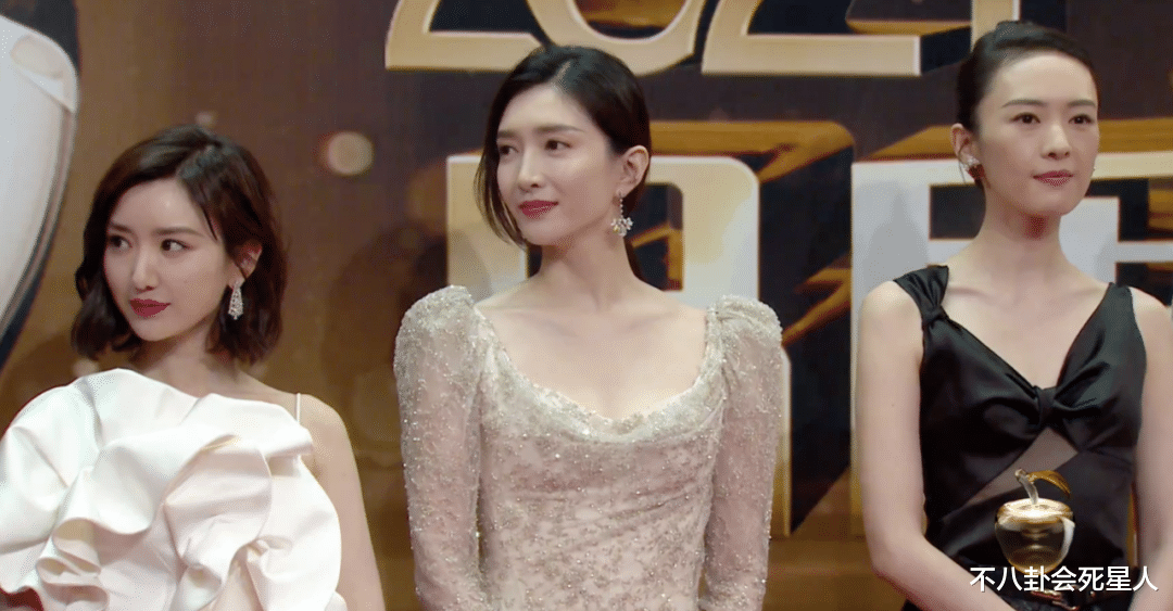 杨紫|女星走红毯火力全开：吴谨言全身涂粉，倪妮露排骨胸，杨紫又瘦了