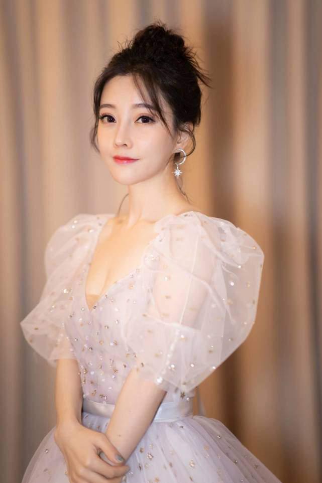 冯提莫|冯提莫疑似转型，MV惊喜十足，造型十分甜美