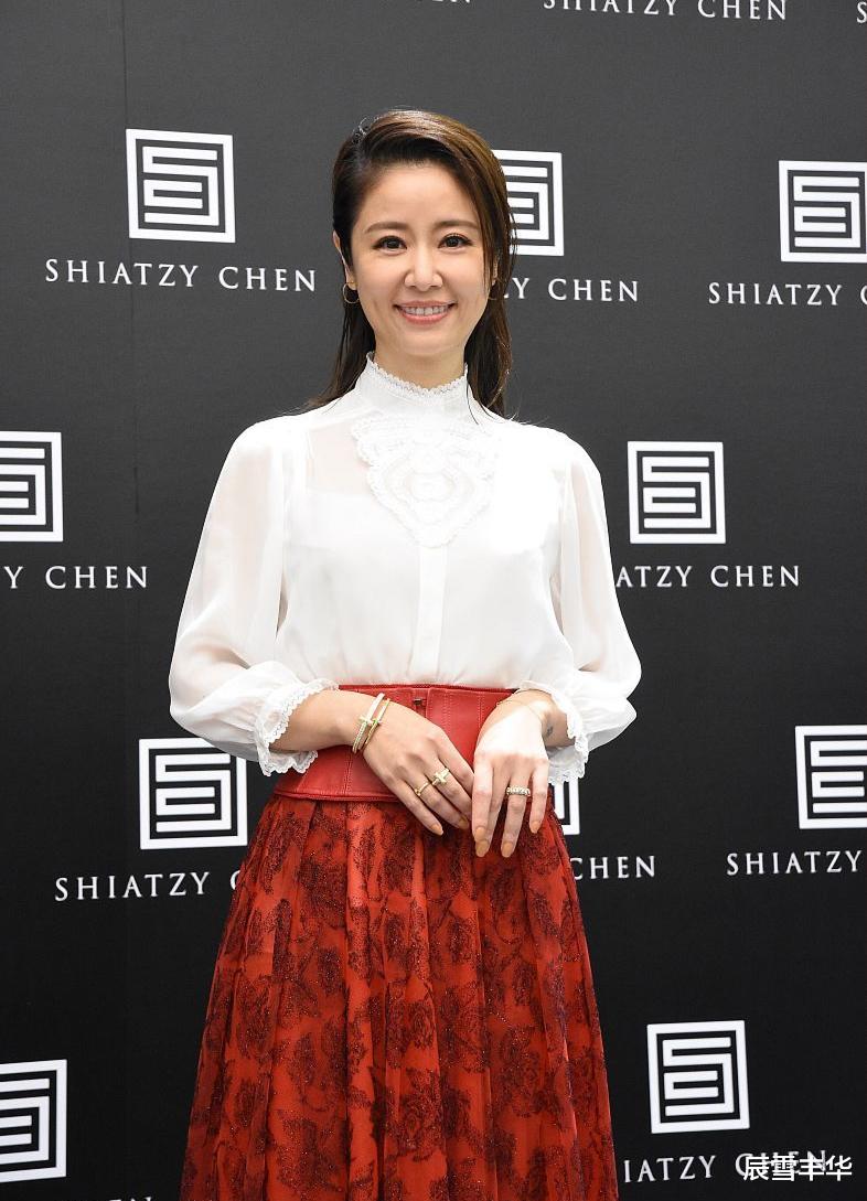 发型|林心如太会打扮了！穿“橘色”流苏裙显嫩，偏分刘海梳髻发真华贵