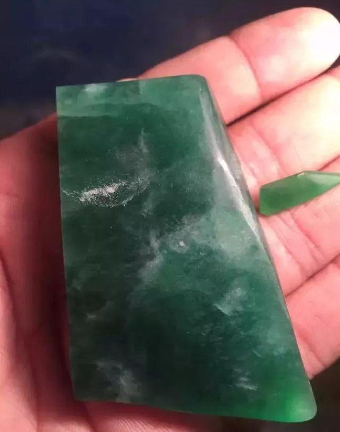 翡翠|1.3万捡漏的翡翠小色料，雕出一块山水牌，结果差点吓懵雕刻师