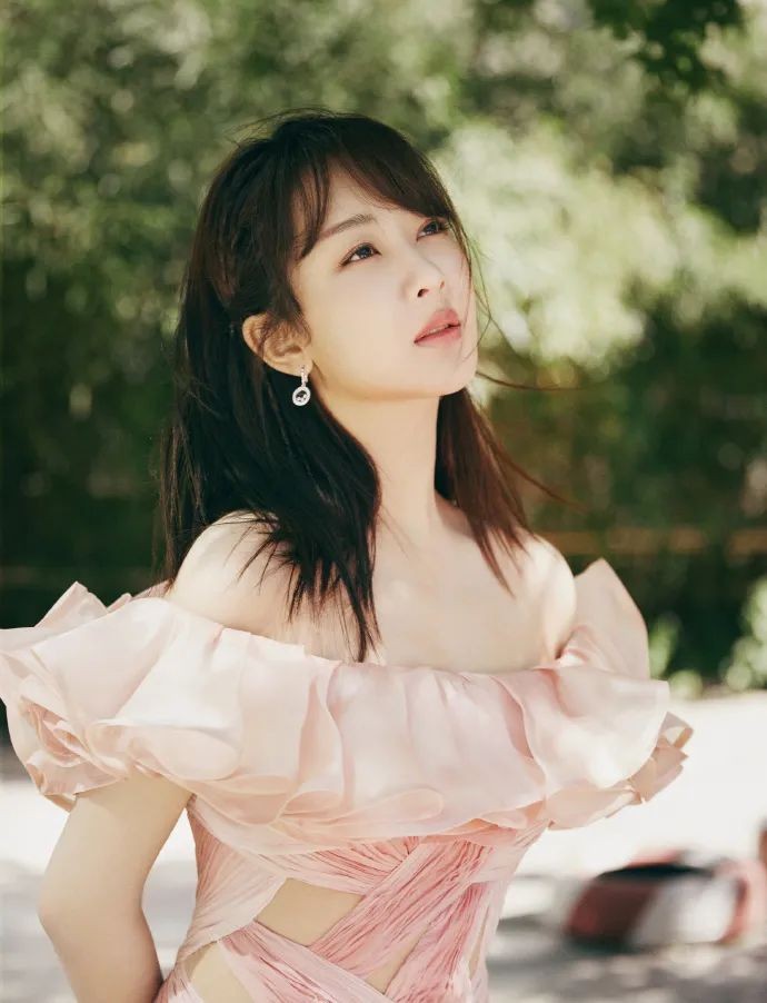 猫姐穿搭经 难怪杨紫不和一字肩裙“断舍离”，当她穿上之后，脖颈修长真美