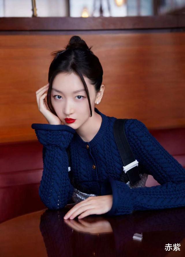 赤紫 周冬雨穿针织衫搭配半裙，是真高级，蓝色一看就很有格调