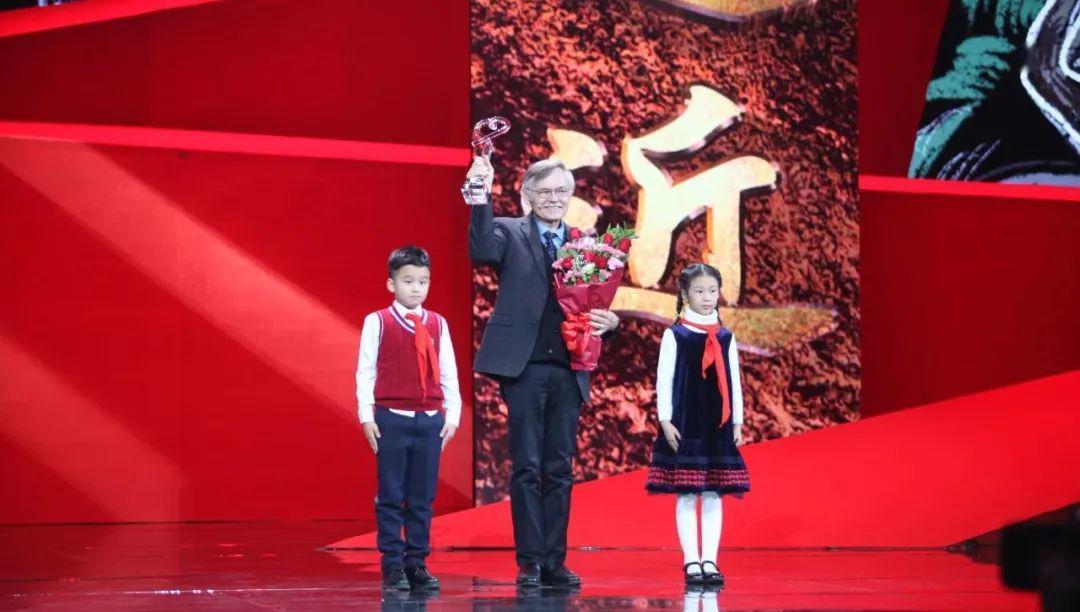 周新平说情感|从美国军人到感动中国年度人物,他为成中国人,先后4次申请绿卡