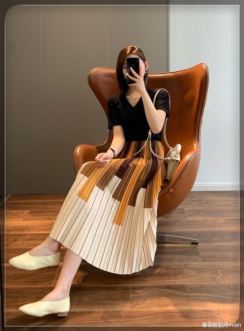 服装搭配师main|给我这两款百褶半身裙，能还你一周穿搭不重样