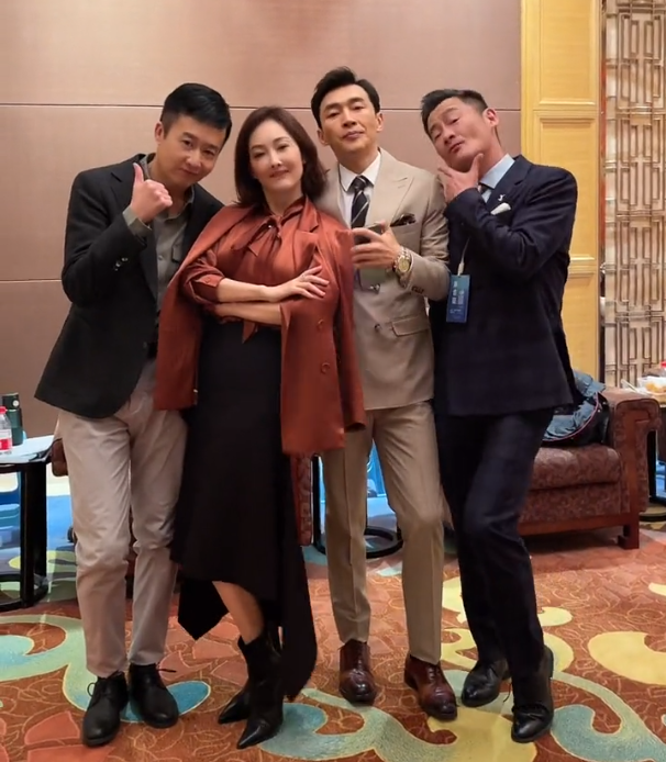 牛莉|48岁牛莉被男星围绕着尬舞!穿着性感脚踩皮靴扭胯,笑到眼睛眯成缝