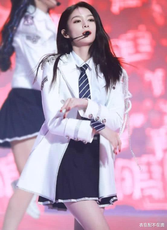 衣在配不在贵 傅箐名气不大但穿得讲究，从上到下都是竖条纹，看到侧面被惊艳了