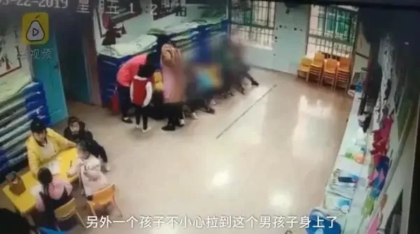  深夜电梯内，10岁男孩被老太猛踩3脚后，再也不敢出门？背后真相让母亲直出冷汗...