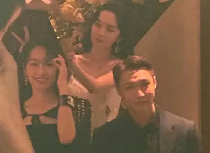 宋茜|杨幂宋茜十年前后同框照，相似的站位和场景，两束光照亮的十年